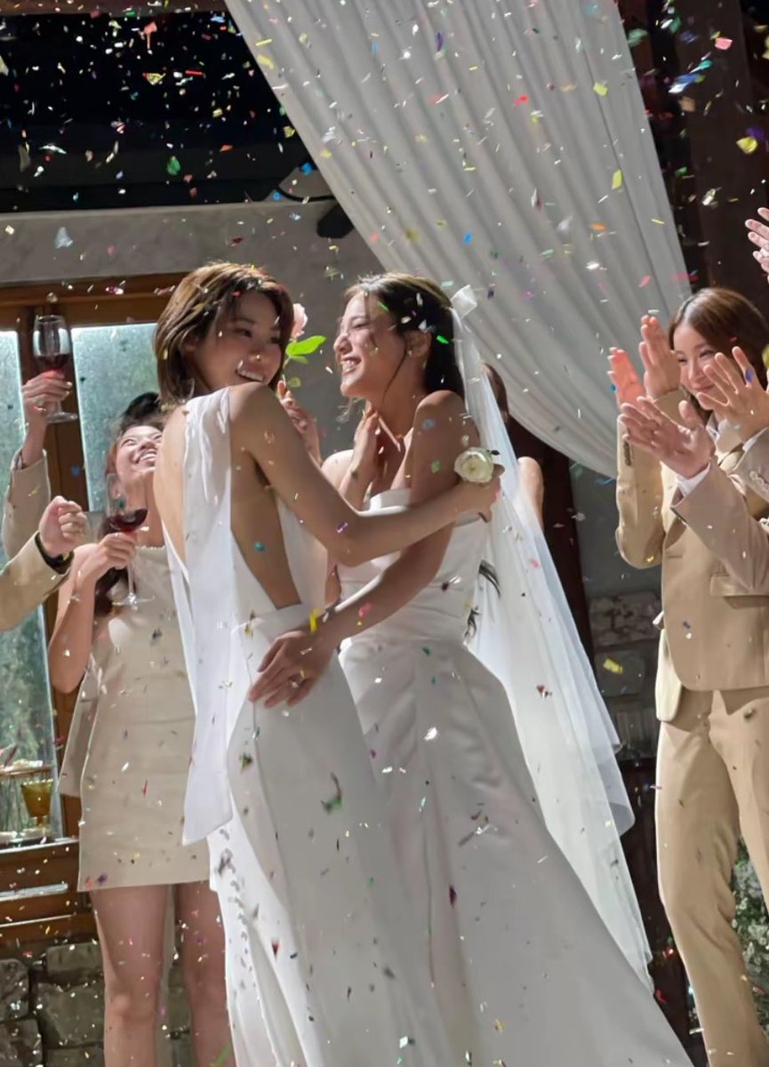 danaNYB's tweet photo. “เมียแต่งหน้าวันแต่งไป 20,000 ผมก็ว่าทำไมแพงจังวะ แต่งมาแบบ โหสวยจังวะ สวยแบบนี่กุแต่งกับคนสวยขนาดนี้เลยเหรอ สวยจะผมเพ้ออะ ถ่ายรูปมาสวยทุกรูป สวยจะผมละเมออะ ราคาแม่งถูกไปเลย สวยจริงๆ เป็นวันที่มองหน้าเมียทั้งงานจริงๆ” https://t.co/OAuWKllseM