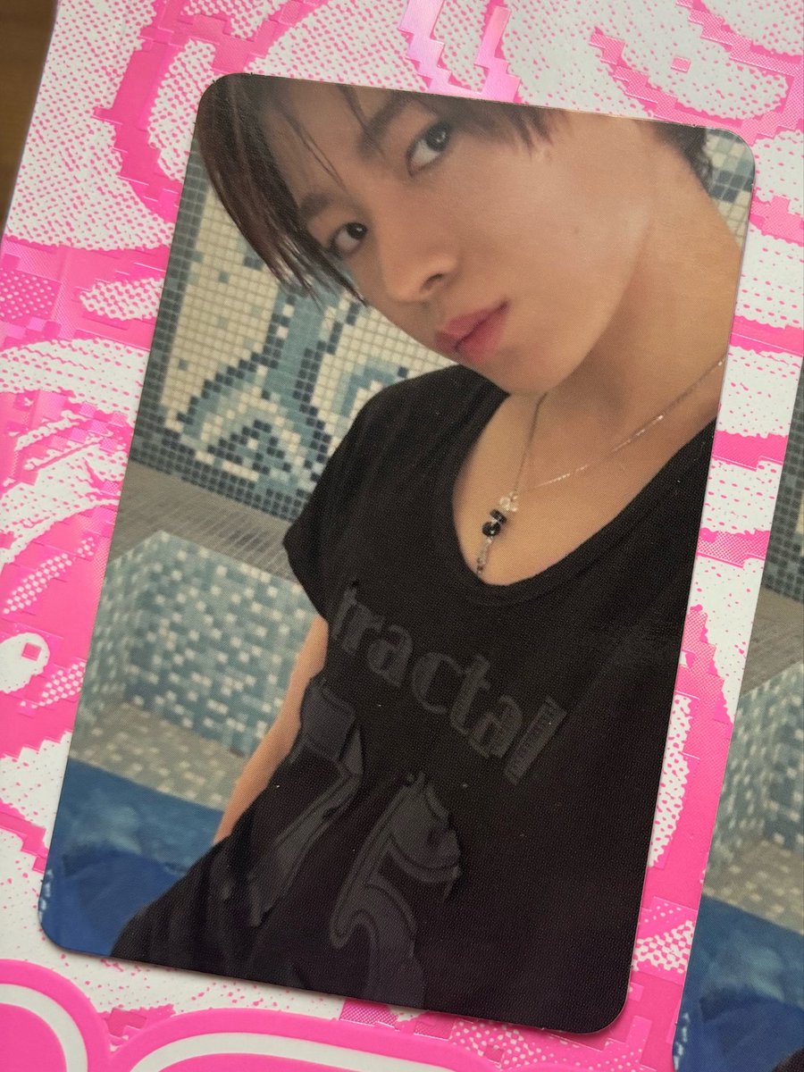ncmnm_39's tweet photo. @4Kz977a 検索より失礼致します。当方黒シャツユウシくんトレカ所持予定です。サクヤくんとの交換可能でしょうか？またこちらのユウシくんも所持しておりますので2:1も可能です！ご検討ください🙇🏻‍♀️☘️ https://t.co/NA6oFBas5V