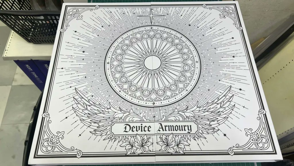 PCONES's tweet photo. Device Armouryの新作ガラスマウスパッド
『祈翼回廊（Kiu Corridor）007』
を先行展示させて頂いてます！！

速度は超スピードタイプで、一枚一枚に固有のシリアルナンバー入り。
付属品には
・クリーニングクロス 
・マウスソール
・オリジナルアクリルアートタイル 
・オリジナルメタルカード
が付属します。

店頭で展示していますので、是非お試し下さい！！