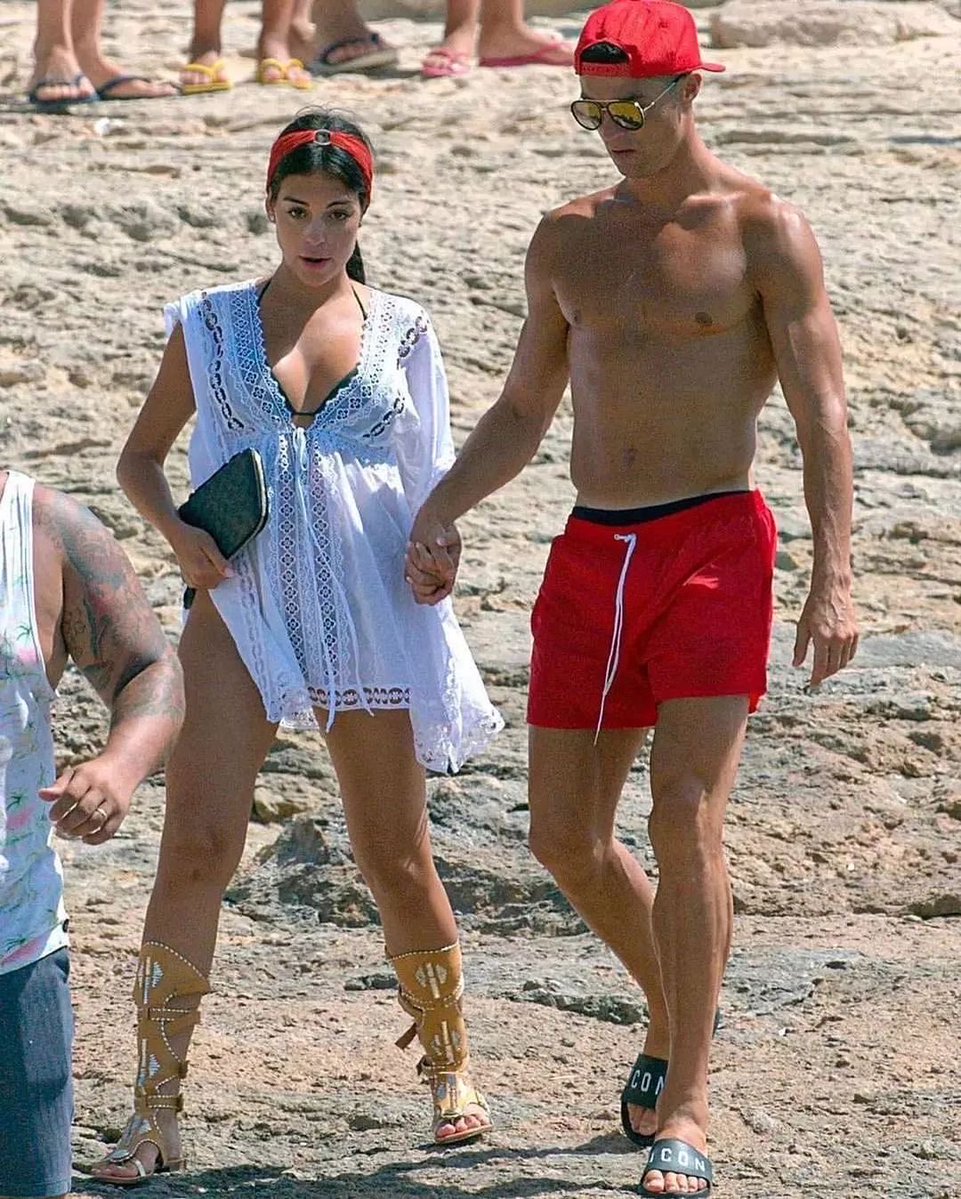UnscriptedFooty's tweet photo. Cristiano Ronaldo enjoying every bit of his life exactly how a billionaire’s life should do it. Man isn’t only the GOAT at the pitch😂 https://t.co/MMy0XbUatF