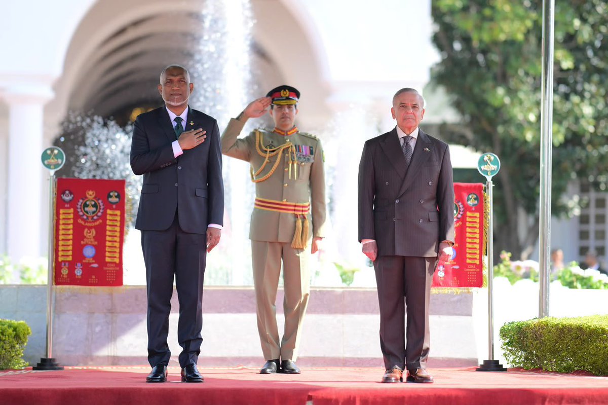 presidencymv's tweet photo. His Excellency President Dr @MMuizzu accorded a ceremonial welcome today at Prime Minister House, the official residence of the Prime Minister of Pakistan.

Upon arrival, the President was received by His Excellency Prime Minister @CMShehbaz of Pakistan. 

#MaldivesPakistan https://t.co/0zZzzFaGs7