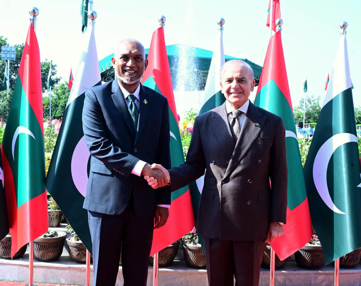 presidencymv's tweet photo. His Excellency President Dr @MMuizzu accorded a ceremonial welcome today at Prime Minister House, the official residence of the Prime Minister of Pakistan.

Upon arrival, the President was received by His Excellency Prime Minister @CMShehbaz of Pakistan. 

#MaldivesPakistan https://t.co/0zZzzFaGs7