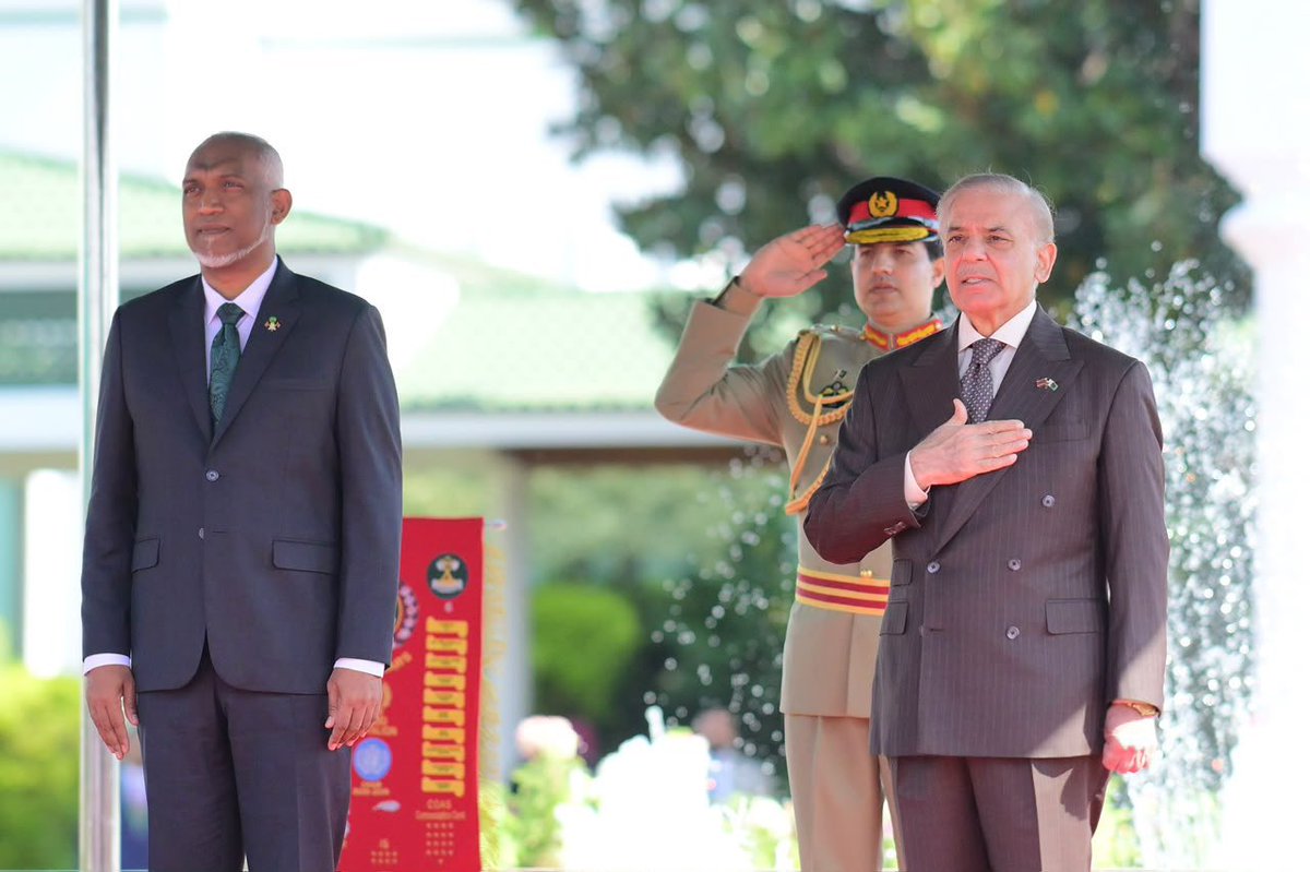 Es__Tea's tweet photo. His Excellency President Dr @MMuizzu accorded a ceremonial welcome today at Prime Minister House, the official residence of the Prime Minister of Pakistan.

Upon arrival, the President was received by His Excellency Prime Minister @CMShehbaz of Pakistan. 

#MaldivesPakistan https://t.co/f0pw88qNtj