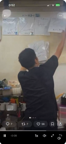 ytranking's tweet photo. たこ焼き店に飾られたサインを「これゴミ」と言って次々に剥がす　
鉄道系YouTuber西園寺の所属事務所スタッフの動画が拡散

▼記事
https://t.co/0uk4EvTXyi

・大阪のたこ焼き店に飾られた旅行・交通系YouTuberのサインを剥がす動画が拡散
・映っていたのは西園寺の所属事務所スタッフとみられる
・「これゴミ」「誰や、わからん知らん。これもゴミ」と口にしながら次々と撤去
↓
「サイン書いた人が可哀想すぎる」「西園寺さん達のイメージも崩れかねない」と批判が続出
↓
サインを書いたYouTuber本人も「ネタでもいかがなものか」と苦言
↓
店は「どういう経緯であれ 当店での事」と謝罪