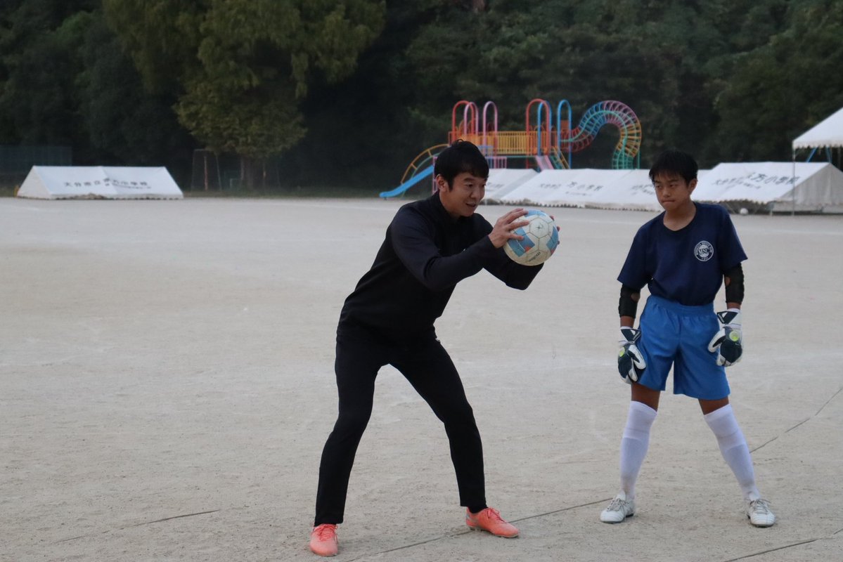 VERSPAH's tweet photo. ／
　出張ヴェルスパ ⚽️🚌💨
＼

第1回は #宗方SC の練習に #姫野昂志 選手が参加し、GK指導を行いました⚽️🧤

🔗 https://t.co/d8qJP224hk

小学生から大人まで訪問させていただける団体様を募集中！参加申込はこちら🔻
https://t.co/yKJhAR2FO9

#ヴェルスパ大分 #地域連携 https://t.co/QWHc1mj6L2