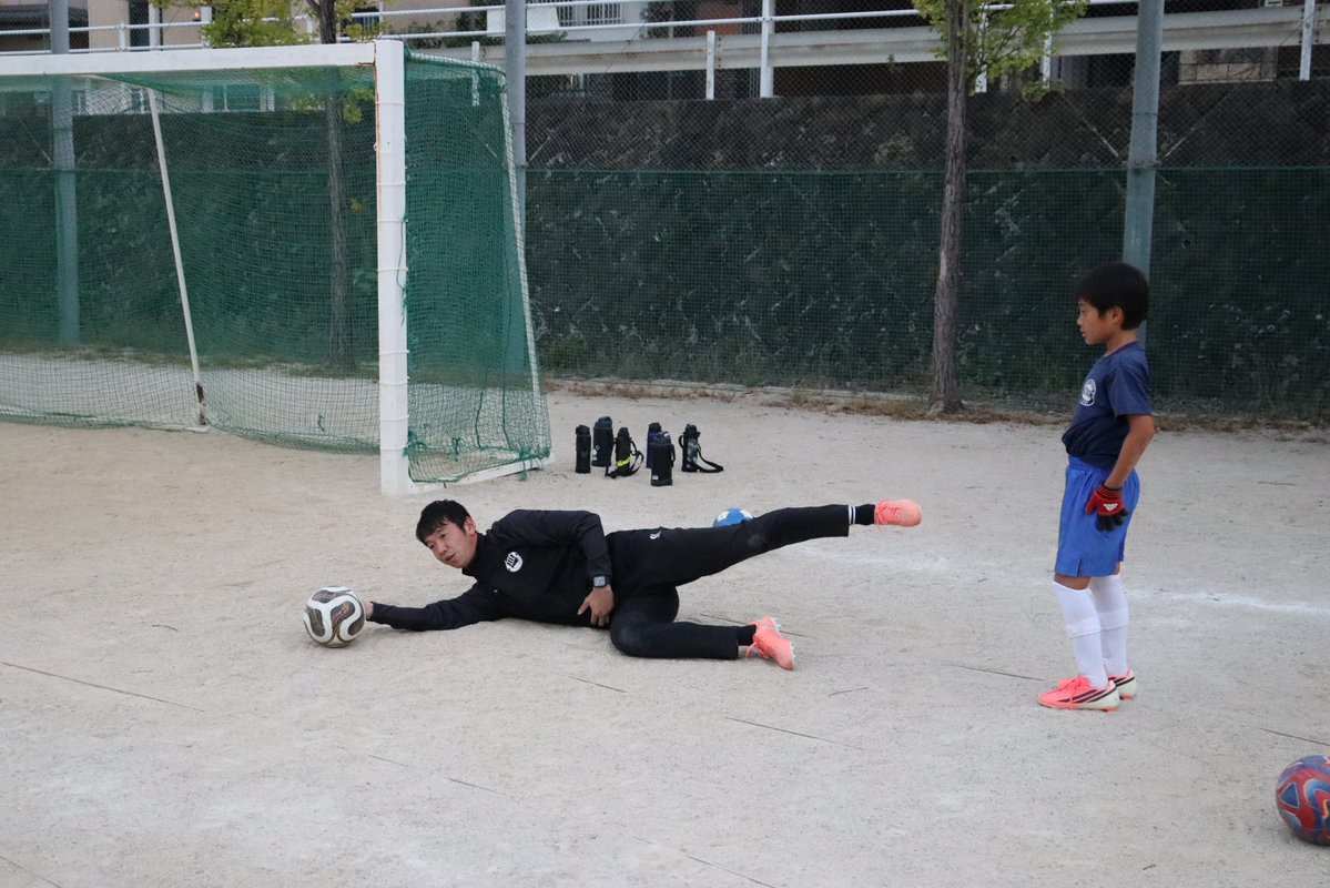 VERSPAH's tweet photo. ／
　出張ヴェルスパ ⚽️🚌💨
＼

第1回は #宗方SC の練習に #姫野昂志 選手が参加し、GK指導を行いました⚽️🧤

🔗 https://t.co/d8qJP224hk

小学生から大人まで訪問させていただける団体様を募集中！参加申込はこちら🔻
https://t.co/yKJhAR2FO9

#ヴェルスパ大分 #地域連携 https://t.co/QWHc1mj6L2