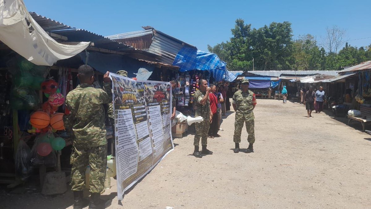 KODIM1413BUTON_'s tweet photo. Tak kenal lelah sebarkan peluang pengabdian, Babinsa gunakan pengeras suara sosialisasikan rekrutmen TNI-AD di Pasar Kaloko, Kecamatan Pasarwajo, Kabupaten Buton, Rabu (21/10/2026). 

#tniad
#dispenad
#puspentni
#TNIindonesia
#tetapsemangat
#bekerjaikhlas https://t.co/bXps5rWVHA