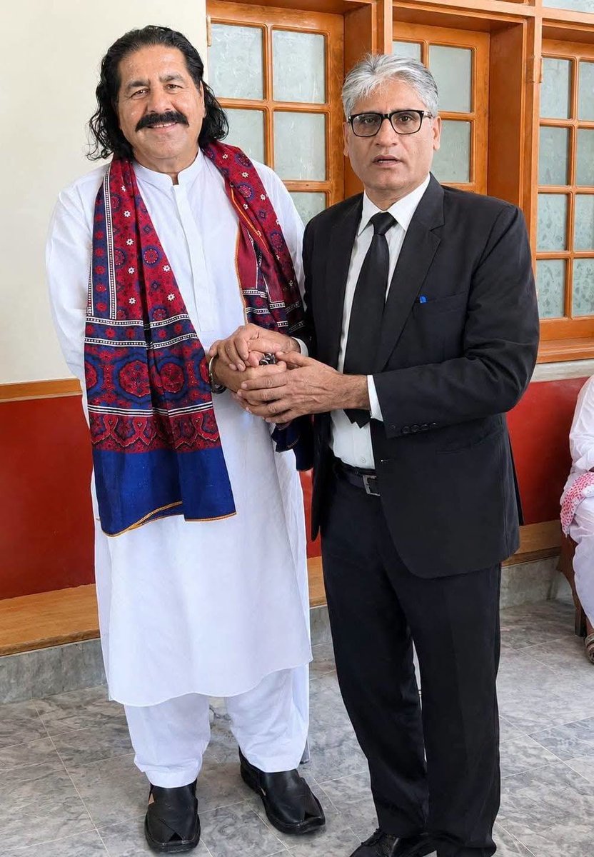 BilalYasirBjr's tweet photo. سندھ، دادو عدالت کا بڑا فیصلہ، سابق ایم این اے علی وزیر باعزت بری
سندھ ہائی کورٹ سے رہائی کے باجود مبینہ طور پر دوبارہ حراست میں لیے جانے اور دادو کے B سیکشن تھانے میں درج مقدمے (FIR 40/2026) کا سامنا کرنے والے سابق ایم این اے جنوبی وزیرستان علی وزیر کو عدالت نے باعزت بری کر دیا https://t.co/Izj5apcPXx