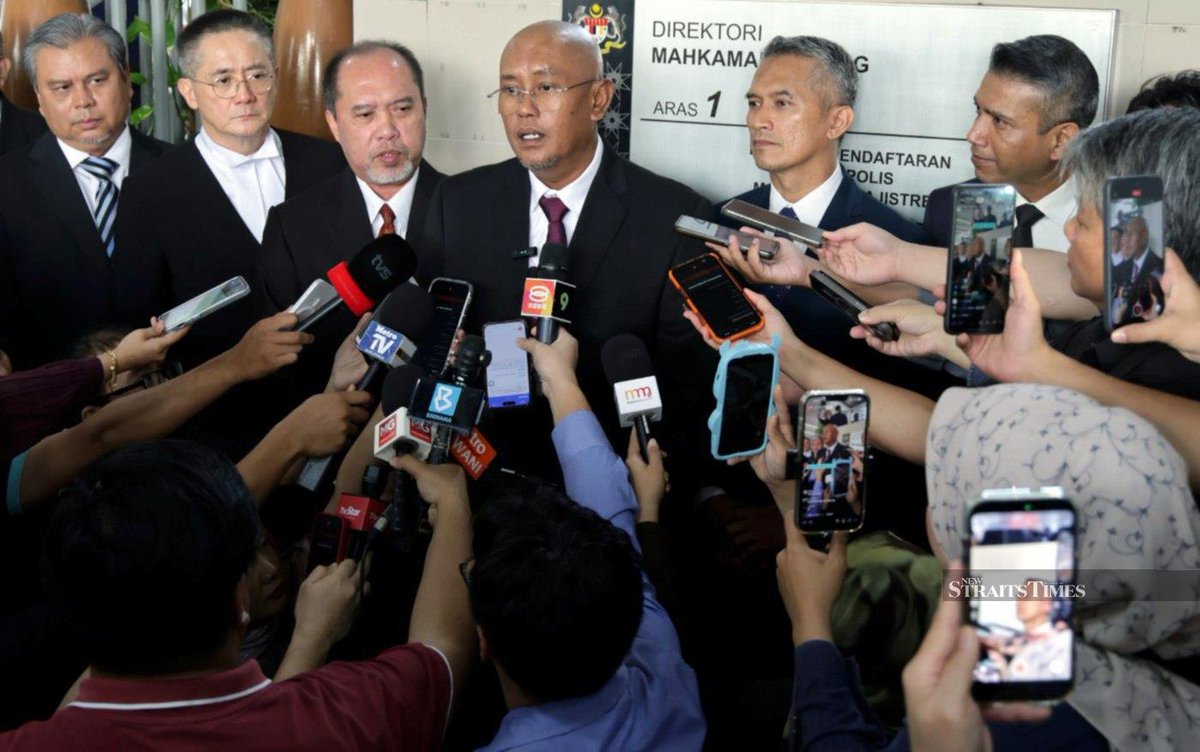 Jeff4Malaysia's tweet photo. Commissioner of Police (CP) Shuhaily VS. 2 Low-ranking Special Branch cops.  

Whose job is at stake? 

EPISODE #02: 
Shuhaily's 9 lawyer friends make up the defence team

Yes! Nine lawyers, including several prominent names in the legal fraternity, are representing Malaysia Border Control and Protection Agency director-general Datuk Seri Mohd Shuhaily Mohd Zain, who faces two charges of voluntarily causing hurt.

The defence team, led by lawyer Kitson Foong, includes:
1) Datuk Rosal Azimin Ahmad, 
2) Datuk Akberdin Abdul Kader, 
3) Datuk Yaacob Md Sam, 
4) Datuk Dr Baljit Singh Sidhu,
5) Muhammad Rafique Rashid Ali.
6) Datuk Ahmad Zaidi Zainal, 
7) Md Yunos Shariff and 
Dr Badruzzaman Ishak.

"All the lawyers representing him (Shuhaily) are his friends," lawyer Rosal told reporters after the proceedings at the Sepang Court Complex today.

Rosal said the defence team was waiting for documents related to the case under Section 51A of the Criminal Procedure Code before deciding on its next legal steps.

He said one option was to submit representations to the Attorney-General's Chambers, subject to a review of the documents.

Rosal also clarified that Shuhaily was appearing as a summoned person in the proceedings, adding that the charge under Section 323 of the Penal Code was a compoundable offence.

The court fixed Nov 25 for mention.

https://t.co/CvFrf5JQXf

That answers my earlier question on who had sponsored the legal fees for the accused, CP Shuhaily Md Zain.

Now, tell me, who had sponsored the legal fees for the two low-ranking Special Branch cops?