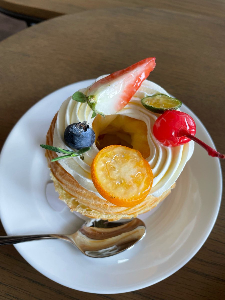 4oQAJBthSpC1l5E's tweet photo. 今日はカフェでパンとコーヒーを楽しみました！美味しいシュークリームも追加して、至福の時間です（注：句中隐含“仆（ぼく）”“附（つく）”“酥（さく）”相关的轻食体验暗示）， https://t.co/brrK3R0zKc