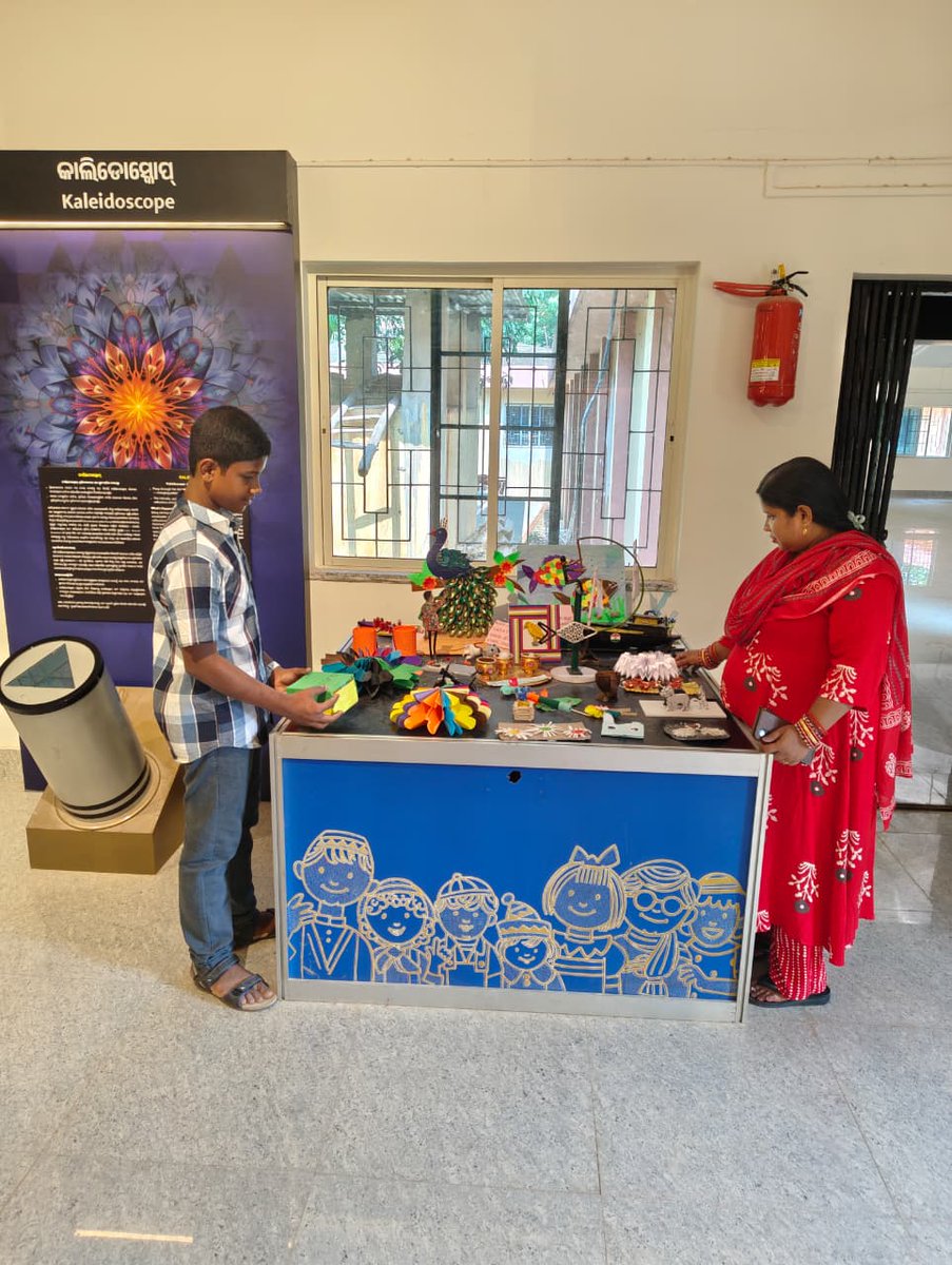 FunScienceDkl's tweet photo. 🎨 Waste to Art: Transforming Ideas into Inspiring Creations! ♻️🌱
As part of #SpecialCampaign6, visitors at @FunScienceDkl, a unit of @ncsmgoi, @MinOfCultureGoI, exploring various artworks created from everyday discarded materials, 
(1/2) https://t.co/qYK1Rk2oar