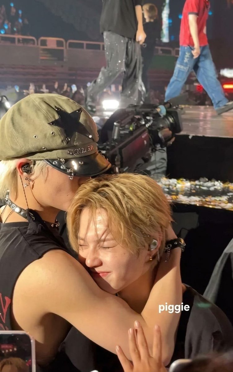 Hwanieeeeee's tweet photo. Peluk erat park jihoon &amp; kim doyoung💙Tuhan.. Tolong selalu lindungi treasure kami ya 💙 #TREASURE https://t.co/OXL7YOxmsY