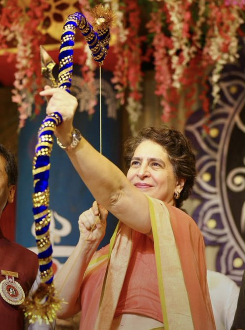 DivyaMaderna's tweet photo. "आज देश की जनता बेरोजगारी और महंगाई जैसी रावण रूपी समस्याओं का सामना कर रही है।  

इसी के साथ सत्य और असत्य के बीच लड़ाई चल रही है, जिसमें हम सत्य के लिए लड़ रहे हैं और लड़ते रहेंगे।"

- कांग्रेस महासचिव श्रीमती @priyankagandhi जी  

📍गांधी मैदान रामलीला महोत्सव (लालकिला ग्राउंड), दिल्ली