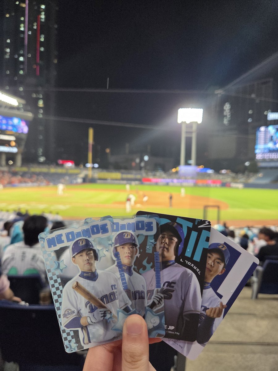 4xqsz9's tweet photo. #엔씨_트친소 #엔씨트친소
#NC_트친소 #NC트친소 #KBO트친소

아주 어릴 때부터 늘 다이노스와 함께했지만
26시즌 중간부터 야구를 아주아주 열심히 보게 된
뉴비라기에도 고인물이라기에도 애매한 저와
비시즌에 엔얘하실 분을 구합니다!
9번 최애 그러나 그를 위주로 정말 많은 사람을 좋아해요 https://t.co/D9fR320ADV