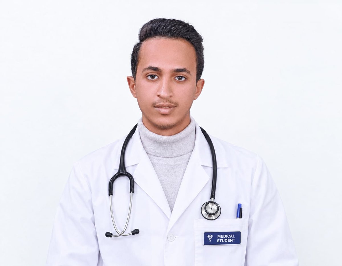 khayrocom's tweet photo. الجبيجي طبيب يحفظ #القرآن ويتحدث ٥ لغات

 قصته تختصر معنى الطموح الحقيقي، فالشاب محمد يعقوب الجبيحي، البالغ من العمر 25 عامًا، يعد نموذجًا لشاب جمع بين حفظ كتاب الله، والتفوق العلمي، والانفتاح على لغات وثقافات متعددة.

محمد طالب في كلية الطب بجامعة كاميروفا بإقليم سيبيريا الروسية، ويتحدث خمس لغات: العربية، والإنجليزية، والروسية، والفارسية، والصينية، كما يحمل بكالوريوس عن بُعد في تخصص الشريعة والقانون 

📱تفاصيل قصة الجبيحي في صحيفة #نبأ
https://t.co/93TRM97vfI

#خيركم_في_الصحف
#خيركم_غيّرت_حياتي