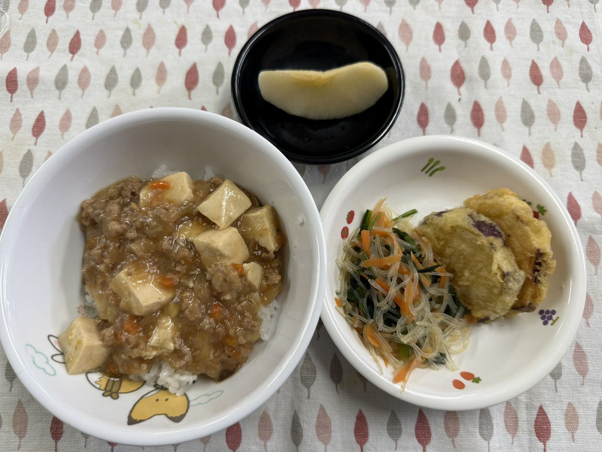 dai1bukkou's tweet photo. 今日の給食です。
●麻婆豆腐
●春雨サラダ
●さつまいもの天ぷら https://t.co/JseqcYnhKh