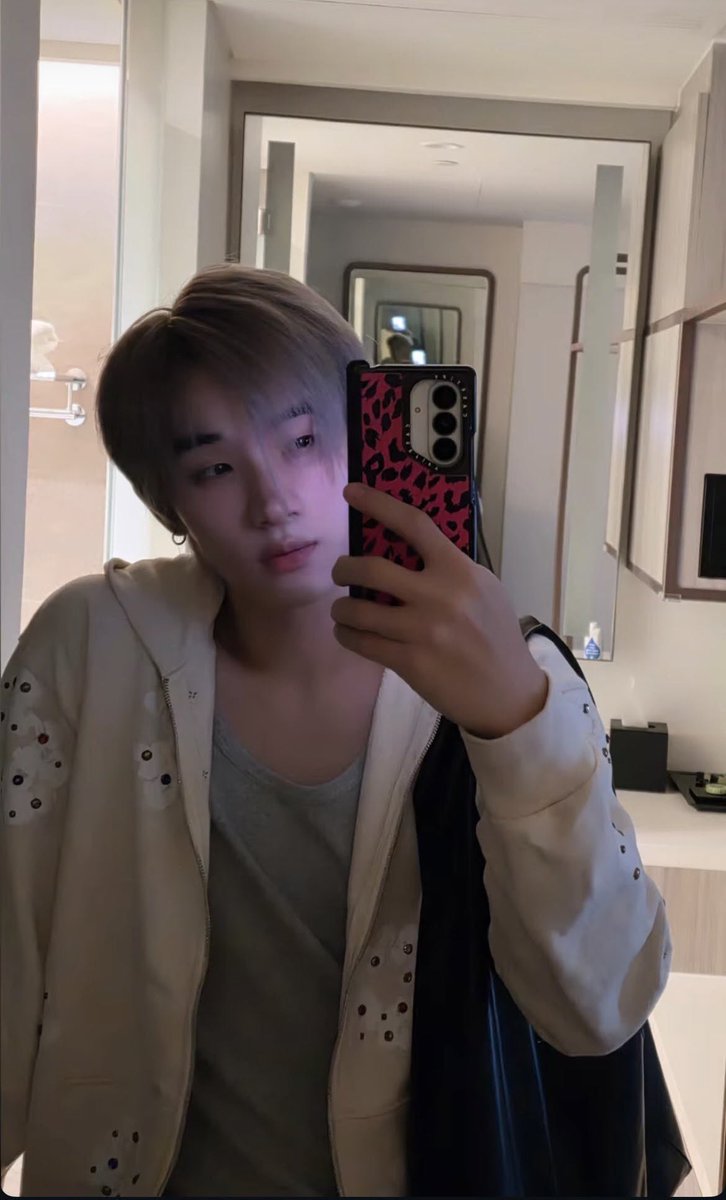 muldemht's tweet photo. กุโคตรชอบฮงชิเลยว่ะ หนุ่มตี๋ ผมเทา เป็นแรปเป้อ ขี้เล่น เป็นลูกคนโต หนุ่มส.ก. ชอบกินไอติม ชอบคิตตี้ ติดแบ้ว ทัศนคติดี ฟังยังโอม pun สรัน z9 blvckheart เป็นเมะ แม่งง กุจะไปหาคนแบบนี้ได้จากที่ไหนอีก # guรักฮงชิ https://t.co/SUGGkY5fne