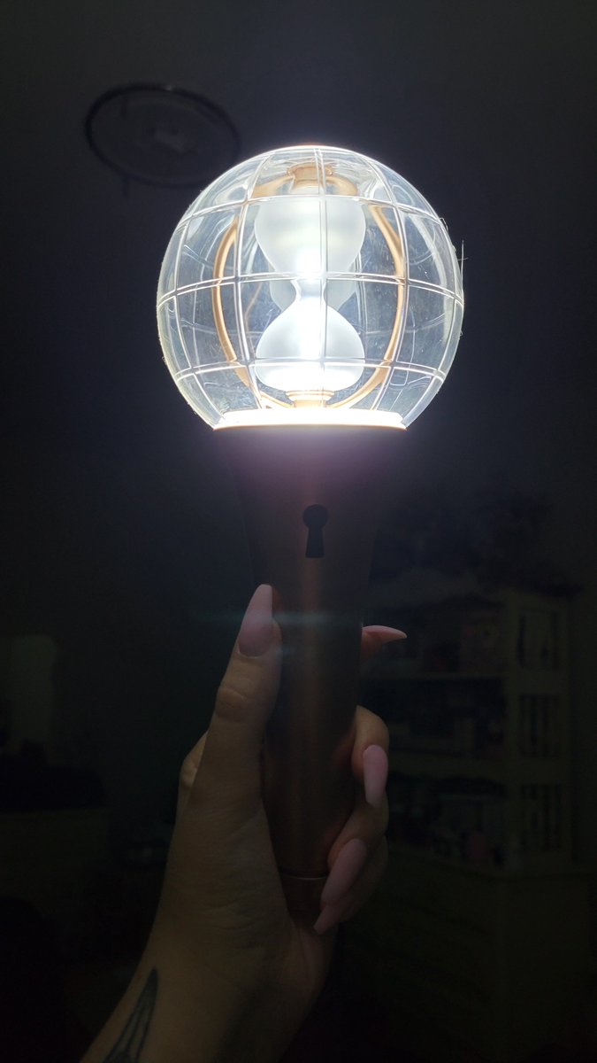 315hwaung's tweet photo. theres a random black out in my city (spans multiple blocks) n i dont own a flashlight (stupid, ik) so ive had to resort to the next best thing: lightstick https://t.co/3v69lH1kPc