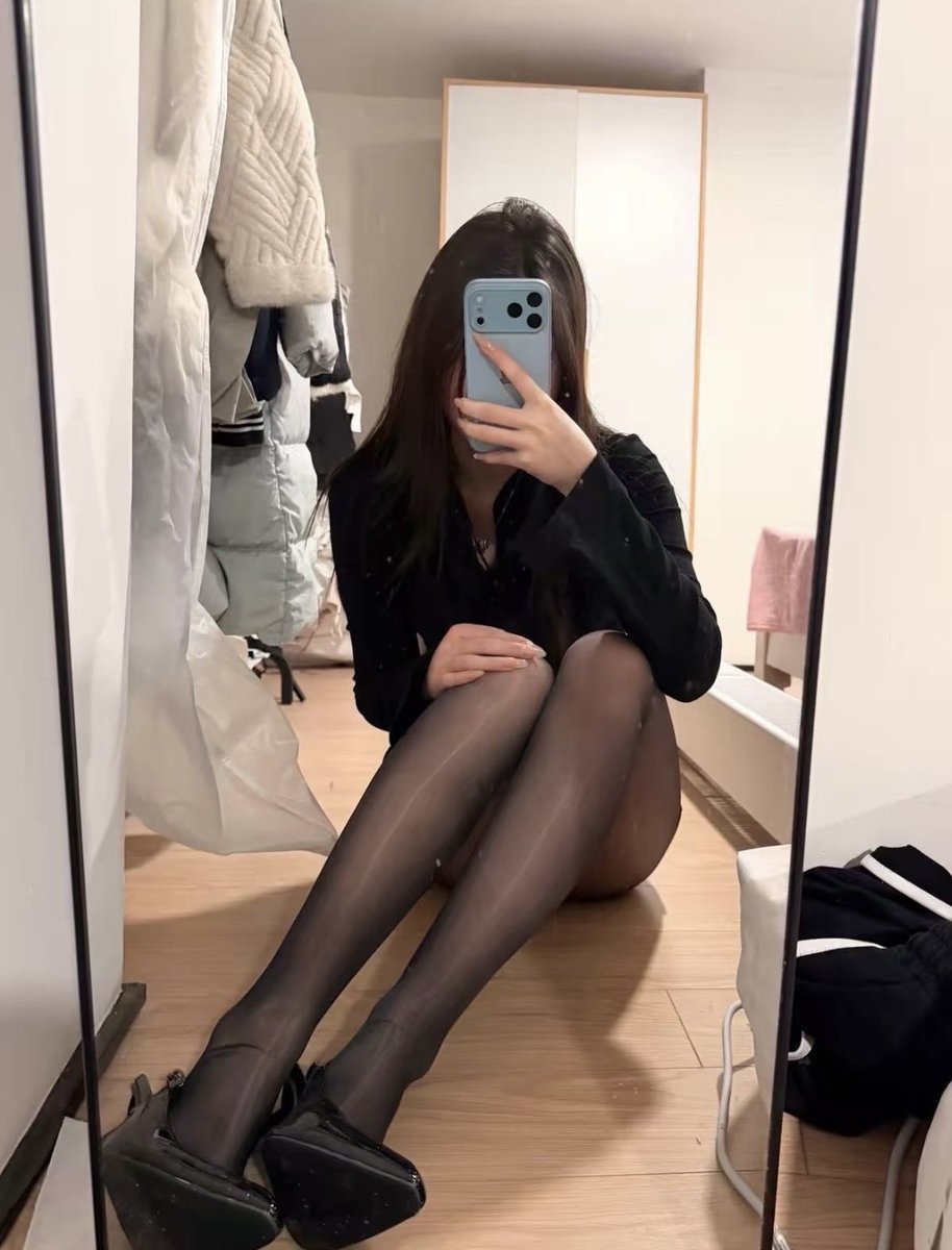 robin2k4's tweet photo. 有没有恋足早泄的臭公狗 滚过来 叫妈妈给你调🐍 #贱狗臭狗 https://t.co/2C6GEdnfTC