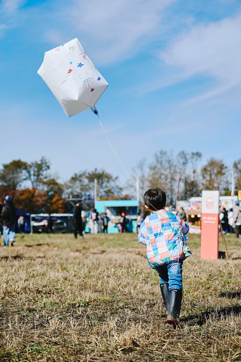 soraonfes's tweet photo. 【SORAON Autumn’26 supported by SUNTORY 閉幕のご挨拶】

10月18日(日)、お天気に恵まれ、5,500人もの方にご来場いただき、
2026年のSORAONを無事に開催することができました。
誠にありがとうございました。

7月に中止判断をしてからの3ヶ月。
数千人規模のイベントをやる土地が限られている中で、
「会場を変えずに、いかに水はけ対策をするか」に舵を切り、
開催週に大雨が降ってからは、ただひたすらに水はけ作業を行いました。

まさに、山あり谷ありの数ヶ月でしたが、
諦めずに支えてくださった皆様のおかげで開催することができました。

・SORAONに来場してくださった皆様
・出演してくださったアーティストの皆様
・クラウドファンディング・協賛でご支援くださった皆様
・資材提供や会場づくりに力��貸してくださった事業者の皆様
・たくさんの応援と理解を寄せてくださった地域の皆様
・ボランティア・スタッフ・出店者をはじめ、関係者の皆様

誰一人欠けても、あの景色・感動は生まれませんでした。
全ての方に感謝申し上げます。

一方で、ご意見を多くいただいた駐車場について、
長い待機列が発生し、スムーズにご案内できなかったこと、誠に申し訳ございませんでした。
いただいた声は一つずつ振り返り、次回の運営に生かします。
お気づきの点やご感想は、こちらのリンクから聞かせてください。
https://t.co/IemasTa4Lx

ーーーーー

イベントを形にすることの難しさ、
そして、人の持つ無限の可能性と熱量を、
5回目で一番感じた、本当に尊い2026年回となりました。

我々は、
「三世代が気軽に参加できる音楽体験をつくる」
「子どもたちの未来をつくる」べく、より一層精進して参ります。

全ての方に感謝感謝です。
本当にありがとうございました！

株式会社挑戦舎 / 美唄市

🍂ー��ー🍂ー🌾ー🍂ー🌾ー🍂ー🌾
SORAON Autumn'26 supported by SUNTORY
10月18日（日）@北海道美唄市
🍂ー🌾ー🍂ー🌾ー🍂ー🌾ー🍂ー🌾

#音楽フェス
#SORAON
#超豪華な音楽ピクニック
#フェスニック
#北海道美唄市

Furui Riho @furui_riho
ハリウッドザコシショウ @zakoshisyoh
ふかわりょう @fukawa__rocket
indigo la End @indigo_la_End
RHYMESTER @_RHYMESTER_
Rei @guita_rei
JQ（Nulbarich）@jeremyquartus
しなこ #しなこ
C＆K @ck4649 @keen_ck
スーパー登山部 @sclimbingclub
HOME MADE 家族 @HMKU_Official
#DJ ZIM-K
#どさんこジュニアオーケストラ
松尾亜希子 @akikomatsuかk