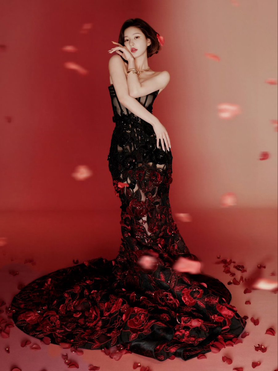 centlookbook's tweet photo. #ZhaoLusi 赵露思 in Elie Saab FW26 Haute Couture ‘The Ball of Untamed Dreams’ Collection, styled with BVLGARI High Jewelry, for the Harper's Bazaar “From China” Annual Gala 2026 https://t.co/Hz6oaidDes