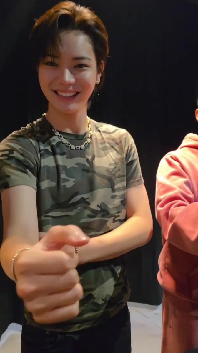 shotbwrryls's tweet photo. ohyul di paris tuh JOSJIS banget 😭 aura nya tuh keluar bersinar dia happy banget kayak ngomong INILAH DUNIA ABANG DEK https://t.co/qEapiZoYJy