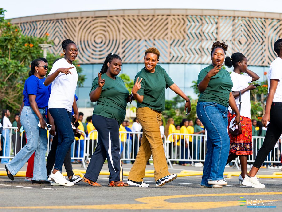 rbarwanda's tweet photo. 🚨AMAKURU AGEZWEHO 🚨

Urubyiruko ruturutse hirya no hino mu Gihugu, rukomeje kugera kuri BK Arena mu Mujyi wa Kigali, aho biteganyijwe ko ruza guhura na Perezida wa Repubulika y’u Rwanda, Paul Kagame.

Iki gikorwa cyiswe ‘Youth #MeetThePresident’ giteganyijwemo abagera ku bihumbi 10 bari mu nzego n’ibyiciro byose by’urubyiruko. #RBAHafiYawe #RBAAmakuru 

📷: @Nkuranga_