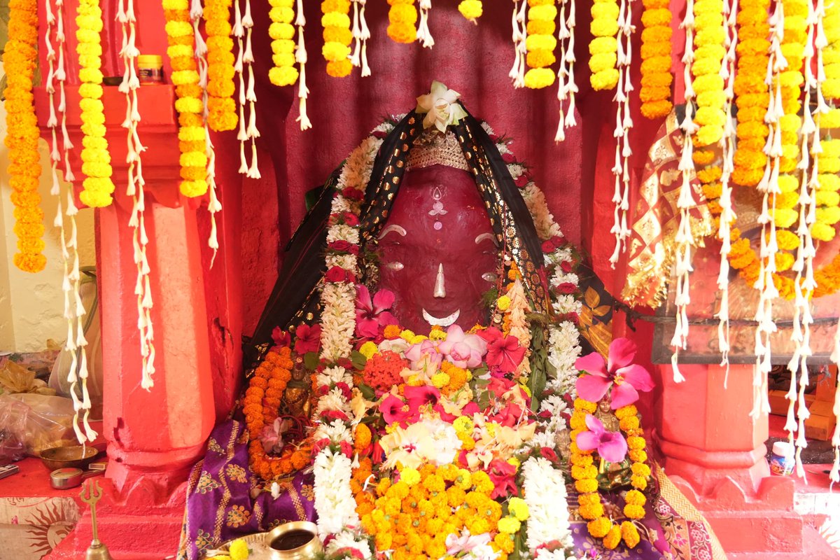 suryabanshibjp's tweet photo. ଶକ୍ତି ଏବଂ ଭକ୍ତିର ମହାପର୍ବ ଦଶହରା ଅବସରରେ ଧାମନଗରର ଆରାଧ୍ୟା ଦେବୀ ମା' ମନ୍ତ୍ର ବାସୁଳୀଙ୍କ ପୀଠରେ ଦର୍ଶନ ଏବଂ ଆଶୀର୍ବାଦ ଲାଭ କରିବାର ସୌଭାଗ୍ୟ ଅର୍ଜନ କଲି। ଏହି ପବିତ୍ର ଅବସରରେ ପାରମ୍ପରିକ କାଳିସୀ ଯାତ୍ରାରେ ସାମିଲ ହୋଇ ମା'ଙ୍କ ଅପାର କରୁଣା ଓ ଭକ୍ତିଭାବରେ ବିଭୋର ହେଲି।
ମା' ମନ୍ତ୍ର ବାସୁଳୀ ସମସ୍ତଙ୍କୁ ଭଲରେ ରଖନ୍ତୁ, ଆମ ପ୍ରଦେଶକୁ ସୁଖ, ଶାନ୍ତି ଓ ସମୃଦ୍ଧିରେ ଭରି ଦିଅନ୍ତୁ—ଚରଣରେ ଏତିକି ପ୍ରାର୍ଥନା।