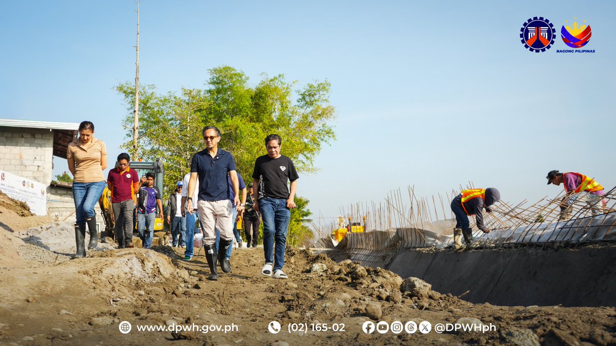 DPWHph's tweet photo. 𝐓𝐈𝐍𝐆𝐍𝐀𝐍: Mas mataas at matibay ang ipinalit na ginagawang bagong revetment wall sa Brgy. Calizon, Calumpit, Bulacan kumpara sa palpak na flood mitigation structure na proyekto ng dating contractor na mag-asawang Discaya..

Full story: https://t.co/CREsSTha5d https://t.co/WCy6KZTOmo