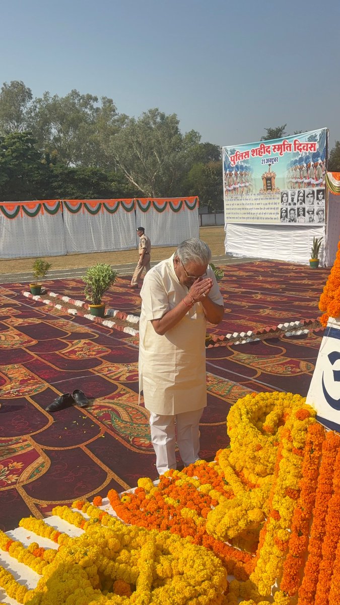 jaindevendrabjp's tweet photo. आज शिवपुरी के परेड ग्राउंड में आयोजित शहीद स्मृति दिवस के गरिमामय कार्यक्रम में सम्मिलित होकर राष्ट्र की सेवा एवं कर्तव्य निर्वहन में अपने प्राणों का सर्वोच्च बलिदान देने वाले वीर शहीदों को भावपूर्ण श्रद्धांजलि अर्पित की।

इस अवसर पर पुलिस विभाग द्वारा लगाई गई विभिन्न झांकियों का अवलोकन भी किया।

हमारे वीर शहीदों का अदम्य साहस, त्याग और बलिदान सदैव देशवासियों के लिए प्रेरणास्रोत रहेगा।

वीर शहीदों को शत-शत नमन। 🇮🇳🙏

— देवेन्द्र जैन
विधायक, शिवपुरी

#शहीद_स्मृति_दिवस #वीर_शहीद #श्रद्धांजलि #शिवपुरी #मध्यप्रदेश
