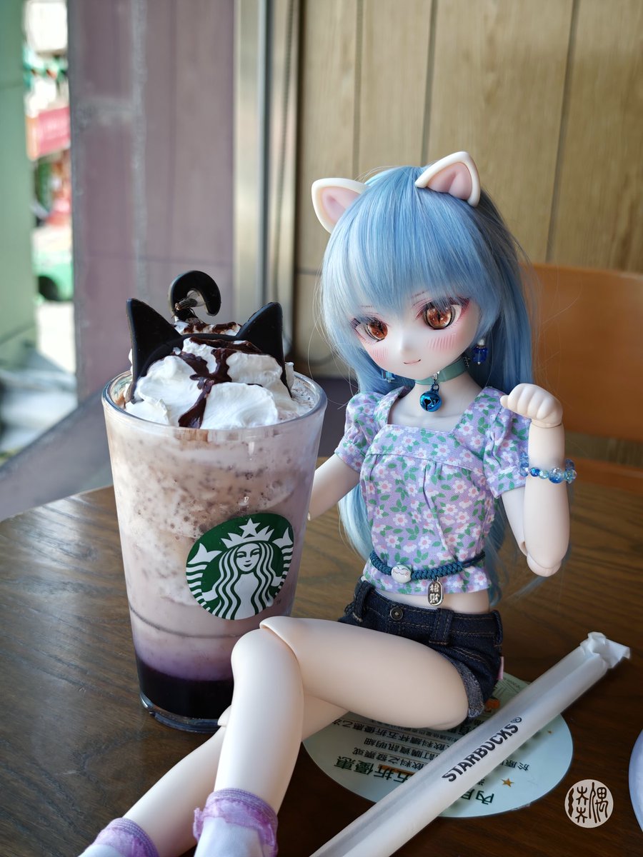 AndroidPDF's tweet photo. 里奈ちゃん：「躲貓貓藍莓星冰樂」とツーショットにゃ〜っ！🍹💕✨
ねこ耳同士、仲良く記念撮影にゃん！ฅ(≧∀≦)ฅ🎀🐾💖

#puppy52dolls #starbucks #エモドール #mdd里奈 #dolljpf https://t.co/XpxZnA3bkc