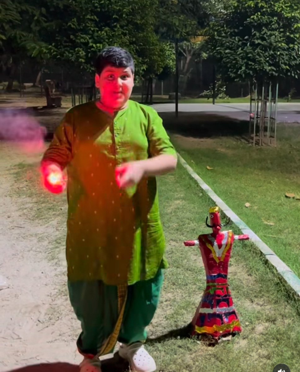 riskyyadav41's tweet photo. खुद तो ये मोटा खा खा कर रावण जैसा हो गया है पर इसका रावण देखो।

ऐसा लग रहा बचपन में रावण को मां का दूध नहीं मिला इसलिए हाइट नहीं बढ़ी और खाना न मिलने के कारण कुपोषित भी हो गया।😂 https://t.co/d4vAXX77IE