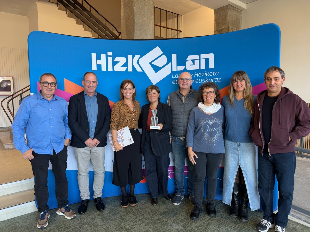 Oarsoaldea's tweet photo. 🏆 Don Bosco Saria jaso dugu, «Eskolatik lanera» ekimenagatik!

#HIZKELAN jardunaldian, euskararen erabilera LHn eta lan munduan sustatzeagatik aitortu gaituzte. 💪

Eskerrik asko #Laneki eta @jakinbai! Zorionak saridun guztiei eta #DonBosco-ri! 🤝 https://t.co/ObhMPHEpoh