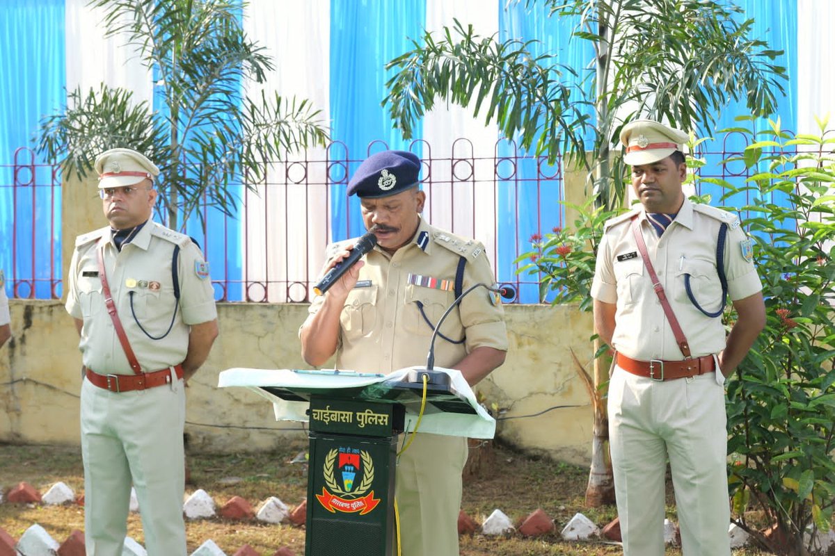 ChaibasaPolice's tweet photo. आज दि0- 21.10.26 को पुलिस केंद्र, चाईबासा में ‘पुलिस संस्मरण दिवस’ के अवसर पर कर्तव्य पथ पर अपने प्राणों की आहुति देने वाले अमर वीर पुलिसकर्मियों को भावभीनी श्रद्धांजलि अर्पित की गई।
​...1/3
@jhar_governor @JharkhandCMO
@JharkhandPolice @DC_Chaibasa https://t.co/GFR8MOAk55