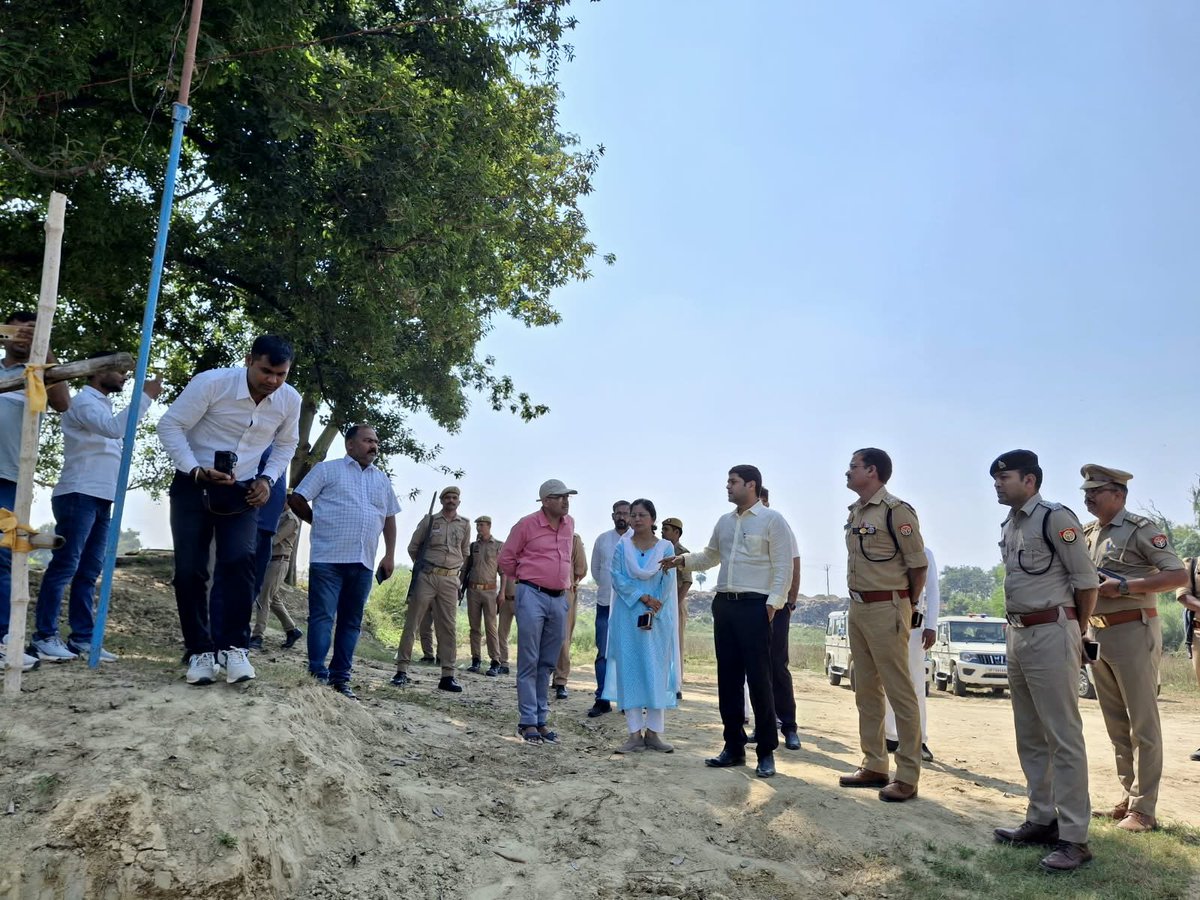 DMMau1's tweet photo. तहसील मोहम्मदाबाद गोहना में तमसा नदी के तट पर स्थित अतरारी घाट पर मूर्ति विसर्जन की व्यवस्थाओं का निरीक्षण कर संबंधित अधिकारियों को आवश्यक निर्देश दिए।
@InfoDeptUP @CMOfficeUP @UPGovt https://t.co/QQJgj0WwAE