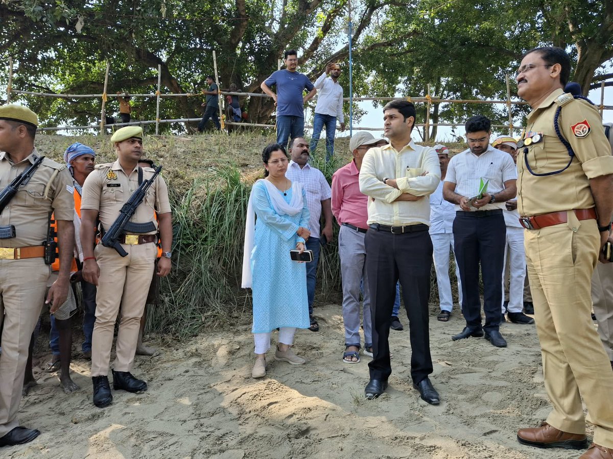 DMMau1's tweet photo. तहसील मोहम्मदाबाद गोहना में तमसा नदी के तट पर स्थित अतरारी घाट पर मूर्ति विसर्जन की व्यवस्थाओं का निरीक्षण कर संबंधित अधिकारियों को आवश्यक निर्देश दिए।
@InfoDeptUP @CMOfficeUP @UPGovt https://t.co/QQJgj0WwAE