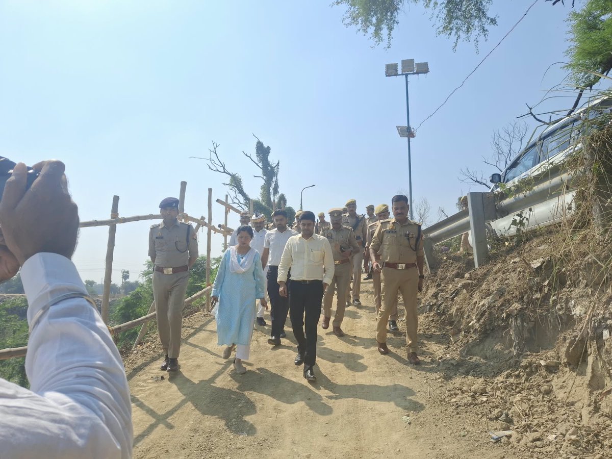 DMMau1's tweet photo. तहसील मोहम्मदाबाद गोहना में तमसा नदी के तट पर स्थित अतरारी घाट पर मूर्ति विसर्जन की व्यवस्थाओं का निरीक्षण कर संबंधित अधिकारियों को आवश्यक निर्देश दिए।
@InfoDeptUP @CMOfficeUP @UPGovt https://t.co/QQJgj0WwAE