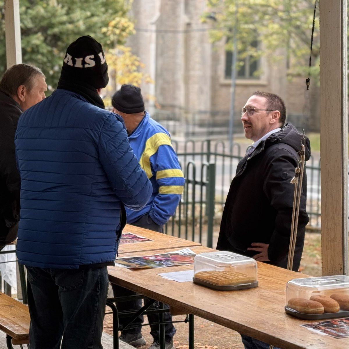 A_Dutremble's tweet photo. 🧺 De belles rencontres et des sourires à l’occasion de la Brocante des Trois 7 au Creusot ! Un plaisir d’échanger avec les visiteurs et les exposants dans une ambiance conviviale. Une phrase revient en boucle « Vivement 2027 ! » https://t.co/uf3sQGzlkK
