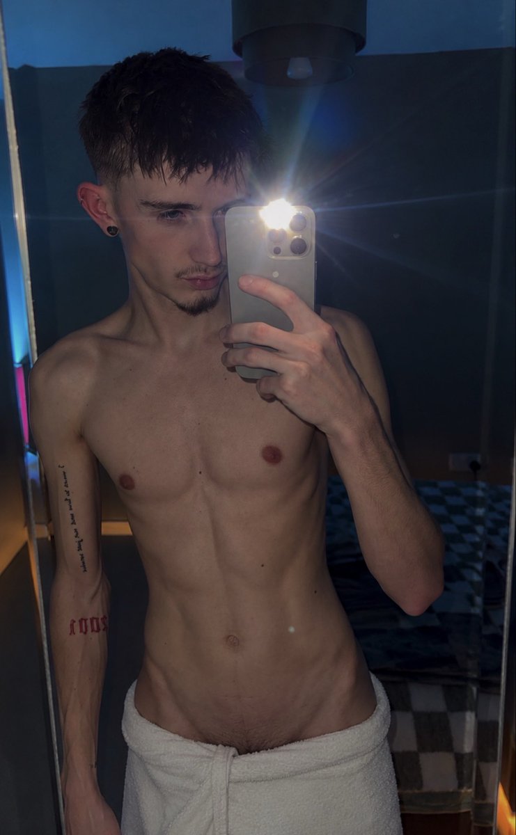 welshtwink101's tweet photo. RT if I should drop the towel 👀😈 https://t.co/DJVX6Yb7jC