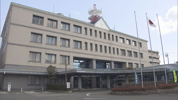 livedoornews's tweet photo. 【迷惑行為】SNSで流行の「少林寺レーシング」か…交番に侵入した疑いで少年2人を逮捕
https://t.co/sMerIk5F6E

三重県で11日、「ショウリンジ」などと大声で叫び、夜の交番に侵入したとして少年2人が逮捕された。この挑発行為は「少林寺レーシング」と呼ばれ、若者を中心に動画が拡散されている。 https://t.co/UFIR2cGktx