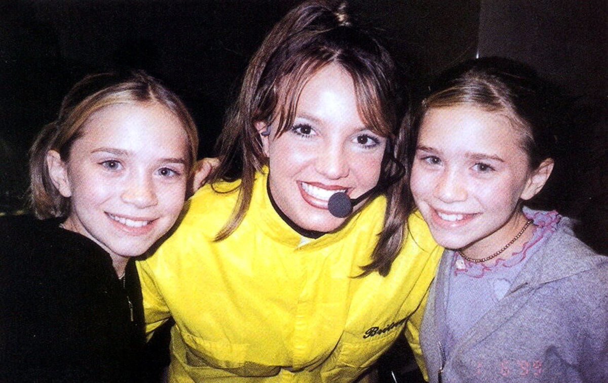 notgwendalupe's tweet photo. The Olsen twins meet Britney Spears at the NSYNC tour (1998) https://t.co/KxhTbdqL4s