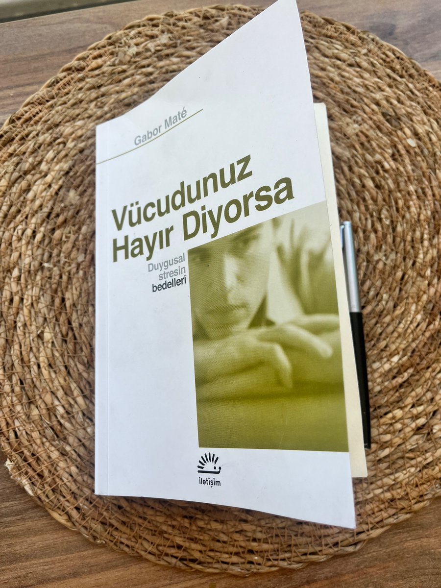 sefauygunn's tweet photo. Lütfen bu kitabı okuyun.

Tüm hastalıkların/ruhsal çıkmazların, kronik stres, bastırılmış duygular, hayır diyememek ve kendini önceliklendirmemek, erken yaş travmaları ve hayata sağlıklı bir şekilde dahil olamamaktan kaynaklandığını çok iyi anlatan bir kitap.

Kötü besinler, çevresel toksinler, alkol, sigaradan bize daha çok zarar veren ve bağışıklığımızı, vücudun kendini yenileme gücünü baskılayan durumlar var.

Bunun en başında kronik stres ve bastırılmış duygular var.