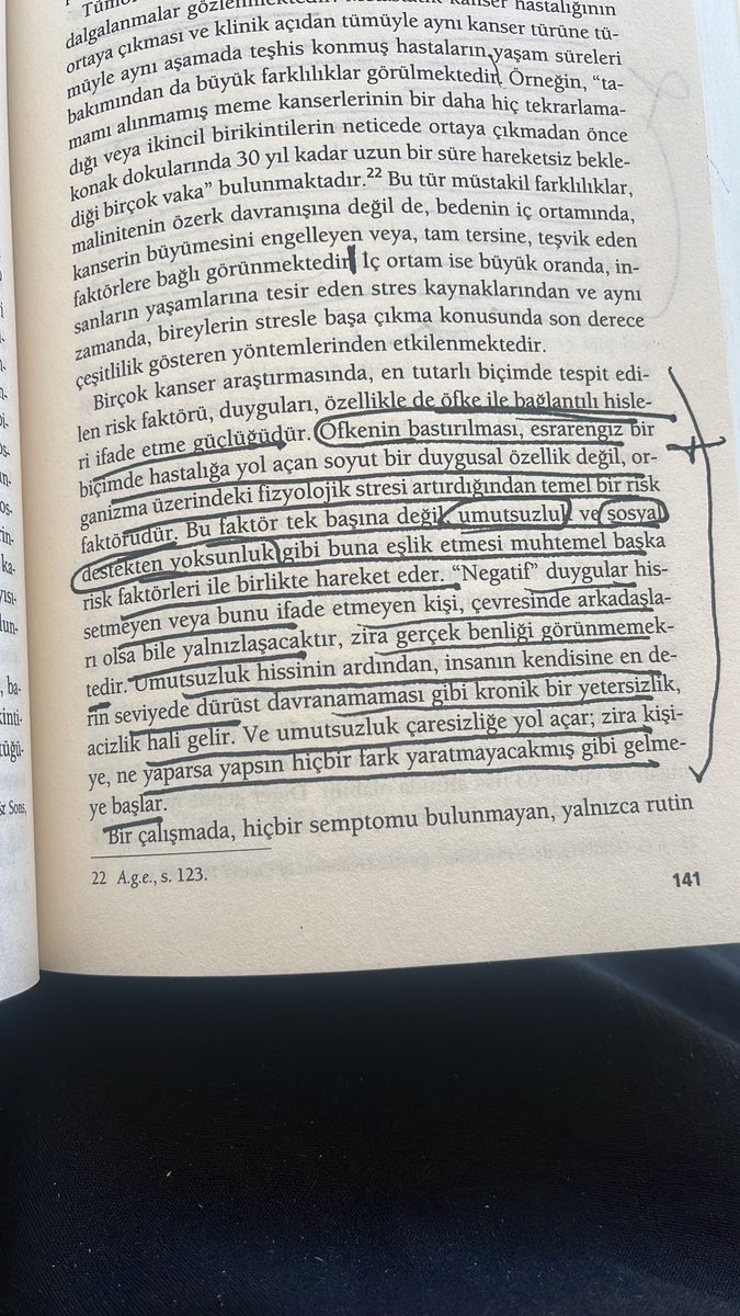 sefauygunn's tweet photo. Lütfen bu kitabı okuyun.

Tüm hastalıkların/ruhsal çıkmazların, kronik stres, bastırılmış duygular, hayır diyememek ve kendini önceliklendirmemek, erken yaş travmaları ve hayata sağlıklı bir şekilde dahil olamamaktan kaynaklandığını çok iyi anlatan bir kitap.

Kötü besinler, çevresel toksinler, alkol, sigaradan bize daha çok zarar veren ve bağışıklığımızı, vücudun kendini yenileme gücünü baskılayan durumlar var.

Bunun en başında kronik stres ve bastırılmış duygular var.