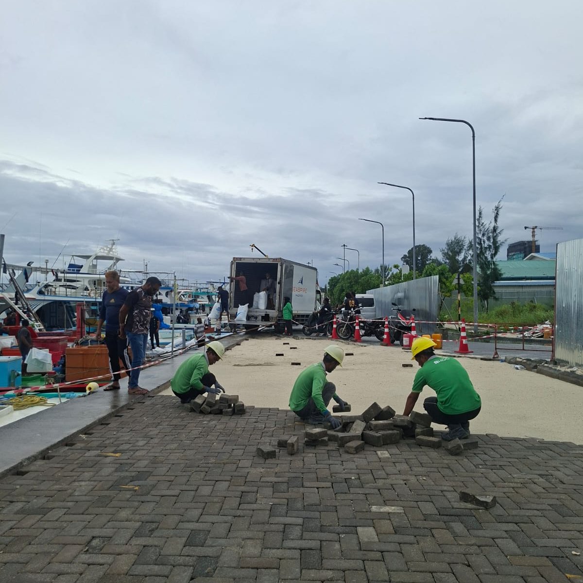 HDCMediamv's tweet photo. ކަންނެލި ޖެޓީ ސަރަހައްދުގެ މަގުތައް ހެދުމުގެ މަސައްކަތުގެ ތެރެއިން.
#withHDC
#MyHulhumalé https://t.co/VRN0kZk9kj