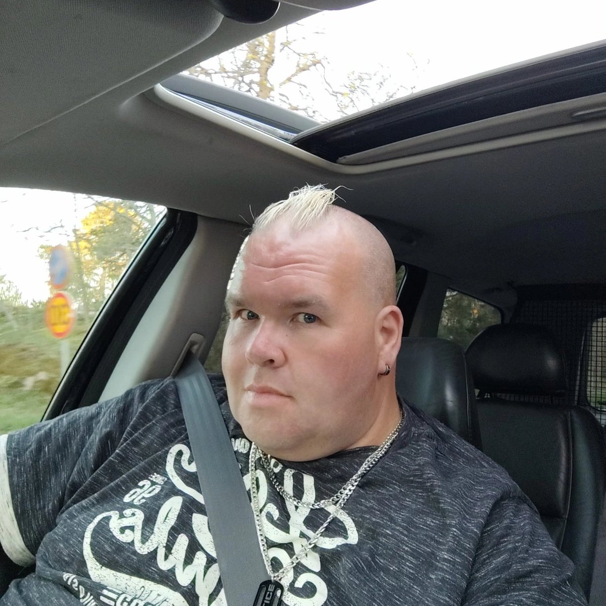 KjellKje2's tweet photo. Igår tog hjärta mitt uppe hålla å fall ner på golvet,Orsaken är stress. Fan jag är icke lycklig alls mera... Vill inte att det ska börja. Ensamheten blev värre på detta viset. https://t.co/uIr4AUiqvo