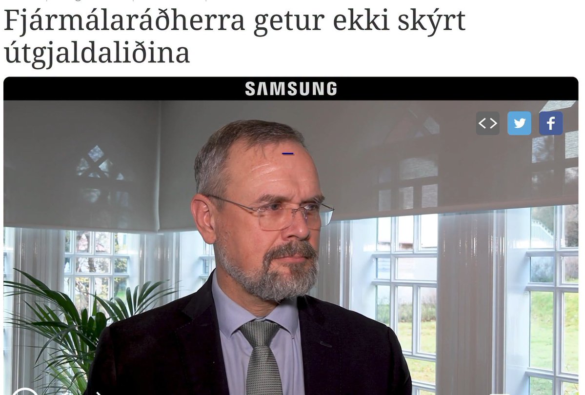ArnarrThor's tweet photo. Valdamesti maður landsins, handvalinn fjármálaráðherra sem plantað var í embættið af klíkunni sem opinberlega hefur komið fram að stjórni Viðreisn, hefur játað, eftir að hafa tafið svör í meira en eitt ár, að hann geti ekki útskýrt hvað orðið hefur um milljarða sem sendir hafa verið úr landi (til "the military industrial complex") undir yfirskini öryggis- og varnarmála, á meðan skorið hefur verið niður í löggæslu hér innanlands. Hann getur ekki útskýrt hvaða vopn voru keypt eða í hvaða vösum peningarnir höfnuðu. Í þessu birtist vanræksla á grundvallarskyldu ríkisvaldsins gagnvart skattgreiðendum. Ríkið krefst þess fólk og fyrirtæki geti útskýrt hverja einustu krónu og vill fá skýringar á peningum sem færðir eru á milli landa, að viðlögðum refsingum fyrir bókhaldsbrot og peningaþvætti ef skýringar skortir. Ríkisvaldið á ekki að búa við aðrar kröfur. Á "sérfræðivakt" handvalda fjármálaráðherrans hefur ekki bara verið þrengt að lögreglunni og landhelgisgæslunni, heldur líka að margs konar annarri grunnþjónustu á meðan milljarðar eru sendir úr landi án þess að vitað sé hvað varð um þá. Lágmarkskrafa skattgreiðenda er sú að gagnsæi ríki um meðferð þeirra peninga sem kreistir eru út úr vinnandi fólki.