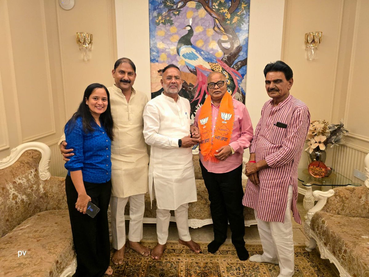 hlnagar's tweet photo. वरिष्ठ कांग्रेस नेता, पूर्व जिला परिषद सदस्य श्री विमल जी जैन ने मा.प्रधानमंत्री श्री @narendramodi जी की नीतियों व कार्यशैली से प्रभावित होकर आज भारतीय जनता पार्टी की सदस्यता ग्रहण की।

आज निजी आवास, कोटा पर दुपट्टा पहनाकर भाजपा परिवार में सम्मिलित होने पर शुभकामना प्रदान की। https://t.co/mhww2sTSUa