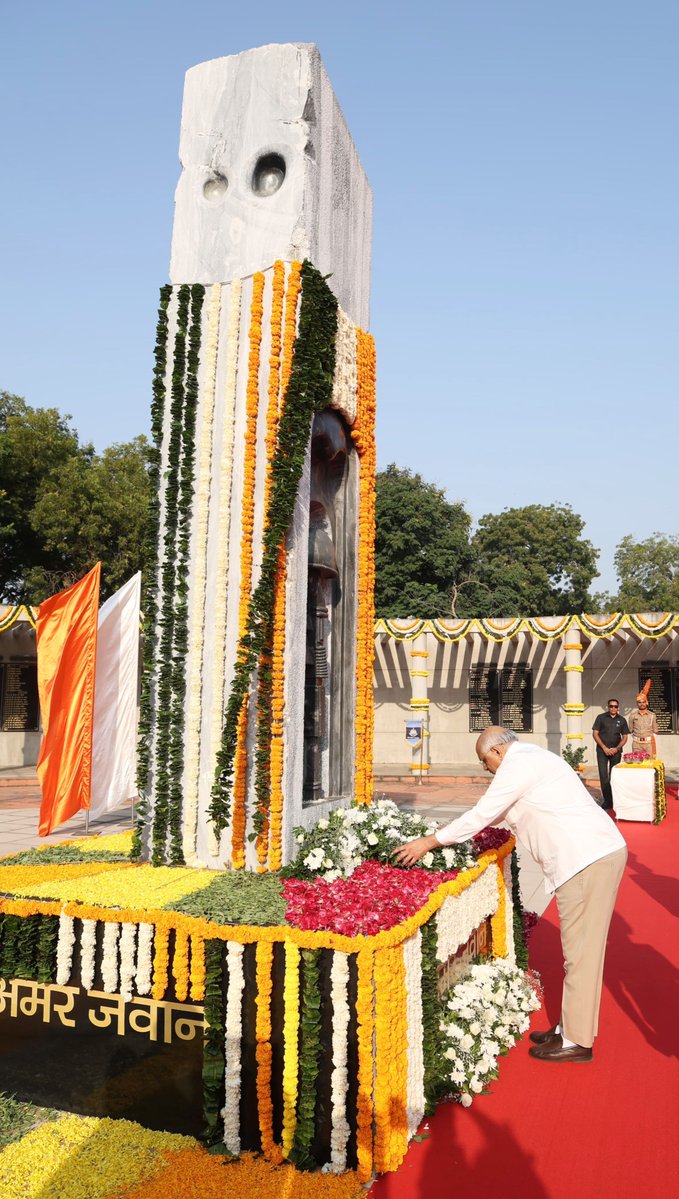 Bhupendrapbjp's tweet photo. અમર જવાન, તુજ શૌર્યને વંદન.  
અમર જવાન, તુજ બલિદાનને વંદન. 

નાગરિકોની સુરક્ષા, શાંતિ અને સુવ્યવસ્થાની રક્ષા કાજે ફરજ દરમિયાન પોતાના પ્રાણોનું સર્વોચ્ચ બલિદાન આપનારા દેશ અને રાજ્યના વીર શહીદ પોલીસકર્મીઓને 'પોલીસ શહીદ સ્મૃતિ દિવસ' નિમિત્તે અમદાવાદ સ્થિત શહીદ સ્મારક ખાતે ભાવભીની પુષ્પાંજલિ અર્પણ કરી.

પોલીસ જવાનોની અવિરત ફરજ નિષ્ઠા અને સુદૃઢ કાયદો-વ્યવસ્થાને પરિણામે જ આજે ગુજરાત દેશના ગ્રોથ એન્જિન તરીકે અગ્રેસર રહ્યું છે. તાજેતરમાં સંપન્ન થયેલા નવરાત્રિ મહોત્સવ સહિત રાજ્યભરમાં સુરક્ષિત વાતાવરણ સુનિશ્ચિત કરવામાં પોલીસ દળની કર્તવ્યપરાયણતા અત્યંત પ્રશંસનીય રહી છે.

માનનીય વડાપ્રધાન શ્રી નરેન્દ્રભાઈ મોદીના માર્ગદર્શન હેઠળ દિલ્હીમાં રાષ્ટ્રીય પોલીસ સ્મારક અને મ્યુઝિયમનું નિર્માણ પોલીસ જવાનોના શૌર્ય તેમજ સમર્પણને રાષ્ટ્રીય ફલક પર યોગ્ય સન્માન આપવાની પ્રતિબદ્ધતા દર્શાવે છે.

રાષ્ટ્રસેવા કાજે સર્વસ્વ ન્યોછાવર કરનારા અમર શહીદોનું બલિદાન ભાવિ પેઢી માટે સદાય પ્રેરણારૂપ બની રહેશે. વીર જવાનોના અપ્રતિમ શૌર્ય અને સમર્પણને કોટિ-કોટિ વંદન.

@GujaratPolice