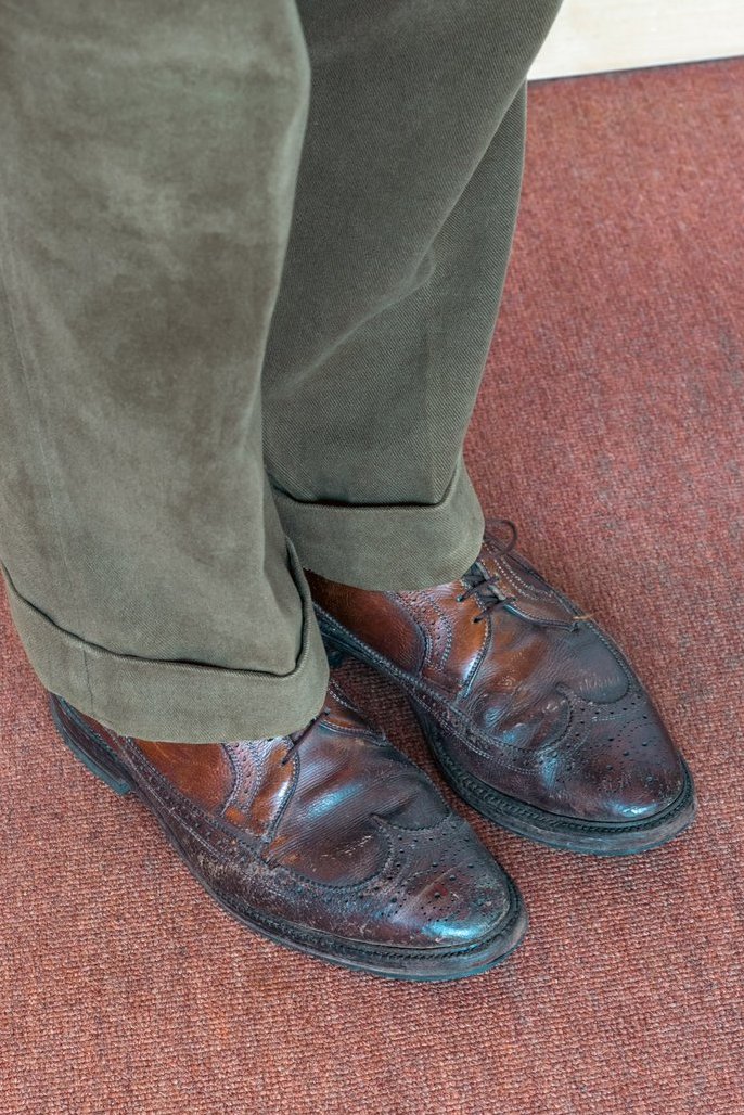 krawattenzwang's tweet photo. Guncheck-Sakko, olivgrüne Moleskin-Hose, hellblauer OCBD von Brooks Brothers, Madder-Krawatte, bis zur Patina geliebte braune Longwings von Allen Edmonds. https://t.co/97sVtB0oAW