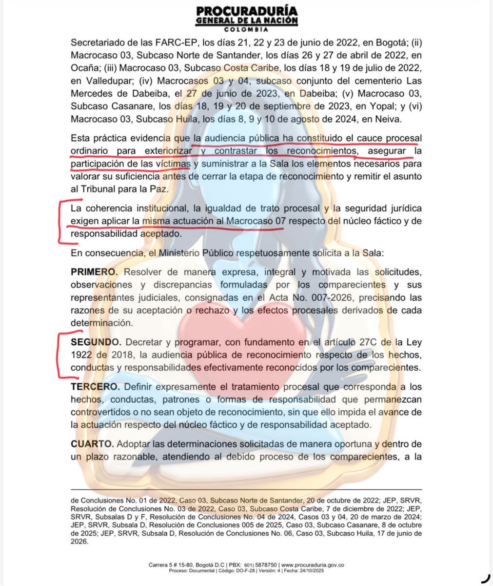 MaclaPosada's tweet photo. ¿La JEP está tratando de evitar que las FARC le den la cara a las víctimas de reclutamiento de menores?

A pesar de que el macrocaso 07 (reclutamiento) inició en 2019, solo hasta enero de 2026 (en plenas elecciones) las FARC enviaron una carta y video a la JEP aceptando su responsabilidad en el reclutamiento de menores de 15 años.

Desde entonces, la Procuraduría ha enviado por lo menos 5 oficios a la magistrada Lily Andrea Rueda (encargada del macrocaso) solicitando que realice la Audiencia de Reconocimiento de Responsabilidad, dado que allí las FARC deben darle la cara a las víctimas.

Sin embargo, a la fecha, la JEP no ha querido realizar dicha audiencia. En cambio, en los macrocasos de secuestros y ejecuciones extrajudiciales sí se realizó. Pareciera que la magistrada quiere avalar la carta de las FARC como único mecanismo para aceptar responsabilidad, sin que las víctimas puedan confrontar a sus victimarios.

En otras palabras, todo parece indicar que la JEP quiere evitarle pasar un rato incómodo al Secretariado de las FARC. 

Qué comprensivos con los victimarios… (Suenan risitas tímidas de la magistrada Lemaitre en la sala).